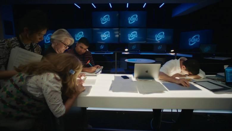 David Schwimmer as Jerry Bernstein Using Apple MacBook Laptop in Intelligence S01E03 TV Series