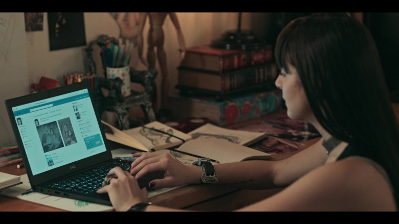 Dell Laptop Used by Regina Pavón as Zoe in Dark Desire S01E03
