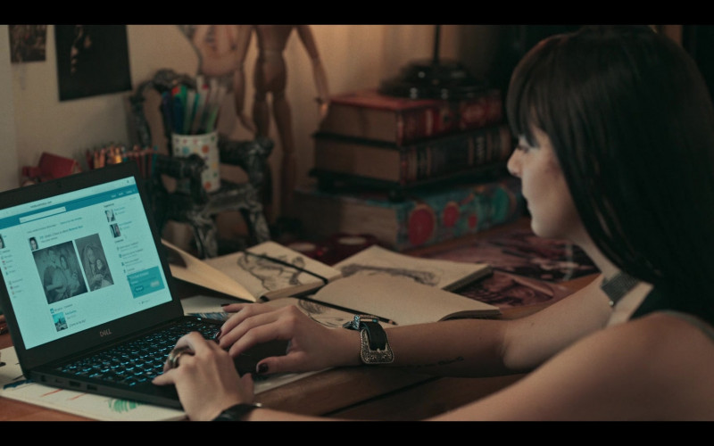 Dell Laptop Used by Regina Pavón as Zoe in Dark Desire S01E03