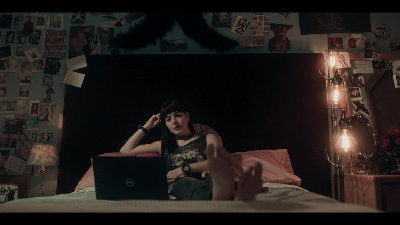 Dell Laptop of Actress Regina Pavón as Zoe in Dark Desire S01E08 Netflix TV Series