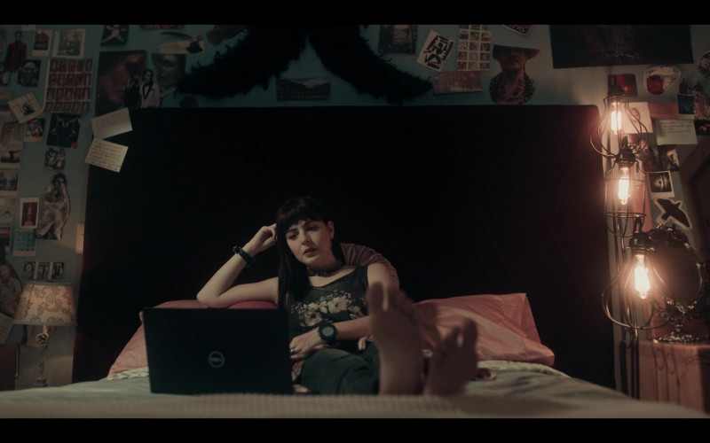 Dell Laptop of Actress Regina Pavón as Zoe in Dark Desire S01E08 Netflix TV Series