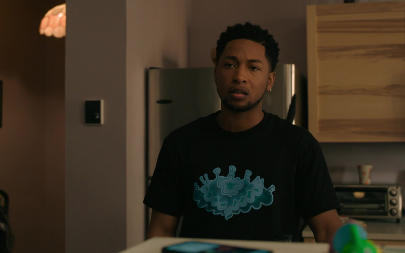 Jacob Latimore as Emmett Wears Supreme Men’s T-Shirt Outfit in The Chi S03E04 TV Show
