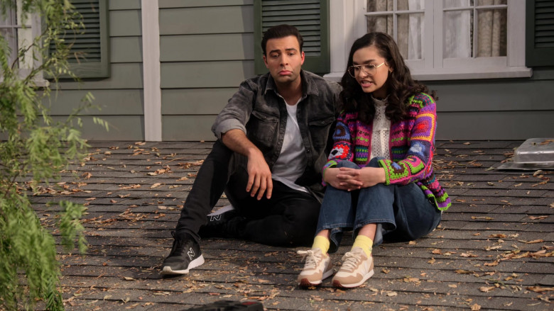 Jencarlos Canela as Victor Wears New Balance Black Sneakers Outfit in The Expanding Universe of Ashley Garcia S01E09 (2)