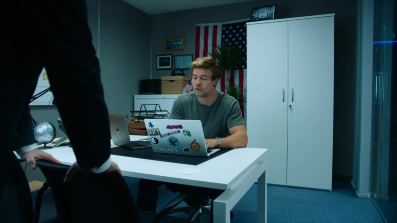 Leo Suter as Tom Using Apple MacBook Laptop in Intelligence S01E04 TV Show