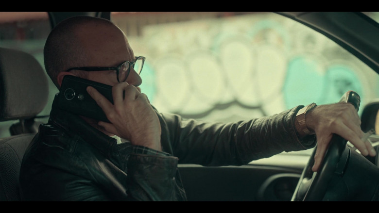 Motorola Smartphone Used by Erik Hayser as Esteban in Dark Desire S01E05