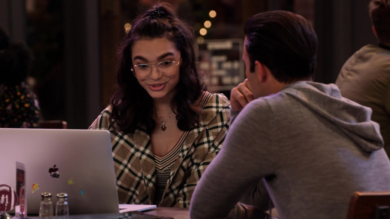 Paulina Chávez Using Apple MacBook Laptop in The Expanding Universe of Ashley Garcia S01E10 Netflix TV Show (1)