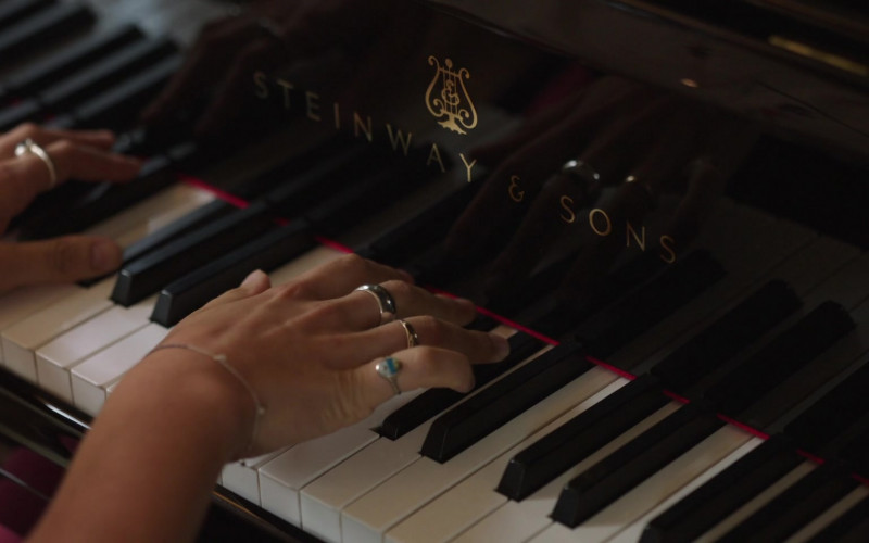 Steinway & Sons Piano in Little Voice S01E02 (2)