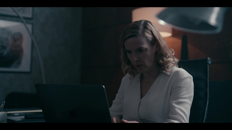 Thekla Reuten Using Apple MacBook Pro Laptop in Warrior Nun Season 1 Episode 10 TV Show (1)