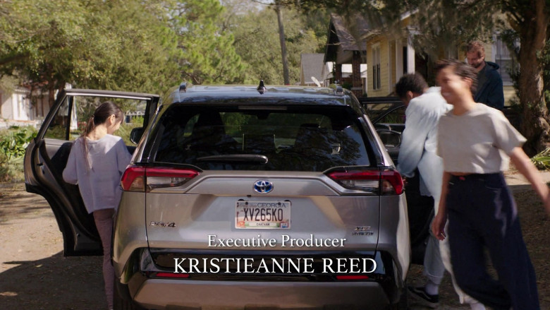 Toyota RAV4 XSE Hybrid Crossover in Council of Dads S01E10 (1)
