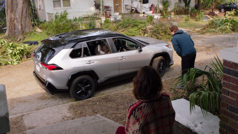 Toyota RAV4 XSE Hybrid Crossover in Council of Dads S01E10 (2)