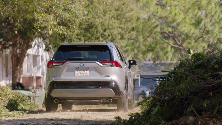Toyota RAV4 XSE Hybrid Crossover in Council of Dads S01E10 (3)