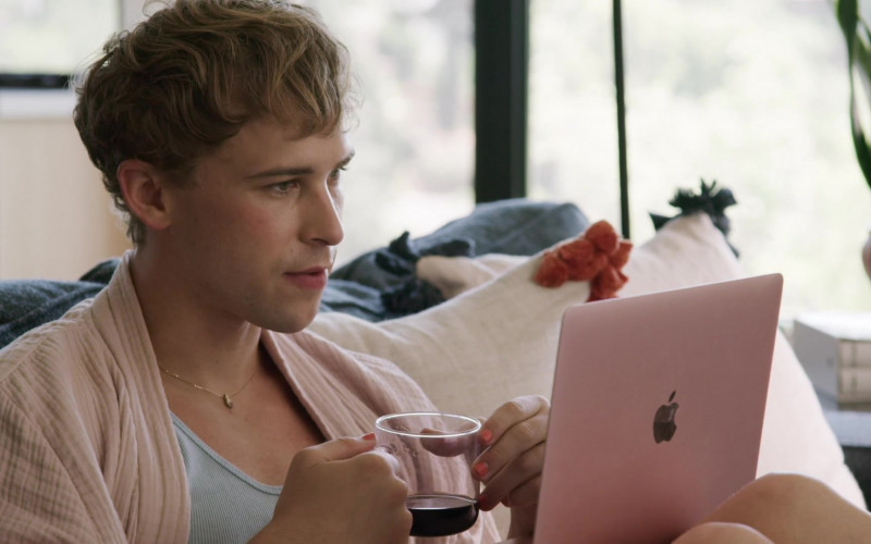 Actor Tommy Dorfman as Oscar Using Apple MacBook Laptop in Love in the Time of Corona S01E03 Freeform TV Show (1)