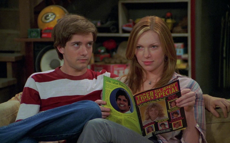 Actress Laura Prepon as Donna Reading Tiger Beat Magazine in That '70s Show Season 6 Episode 2