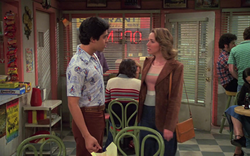 Almond Joy Candy Bars in That ’70s Show S05E21