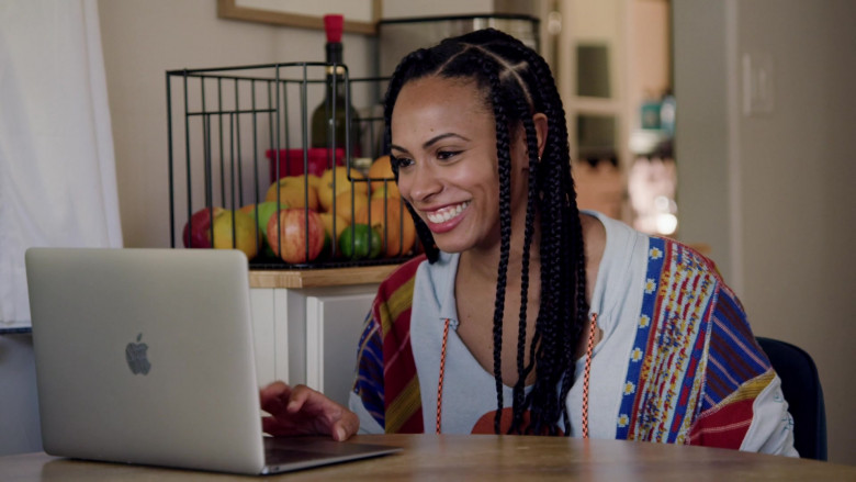 Apple MacBook Laptop Used by Nicolette Robinson as Sade in Love in the Time of Corona S01E01 (2)