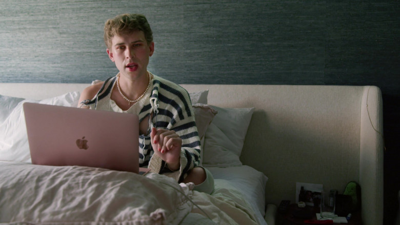 Apple MacBook Laptop Used by Tommy Dorfman as Oscar in Love in the Time of Corona S01E02 (1)