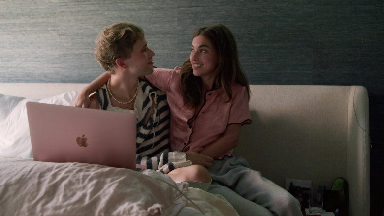 Apple MacBook Laptop Used by Tommy Dorfman as Oscar in Love in the Time of Corona S01E02 (3)