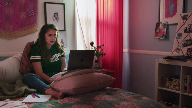 Apple MacBook Laptop of Ava Bellows as Sophie in Love in the Time of Corona S01E01 (2)