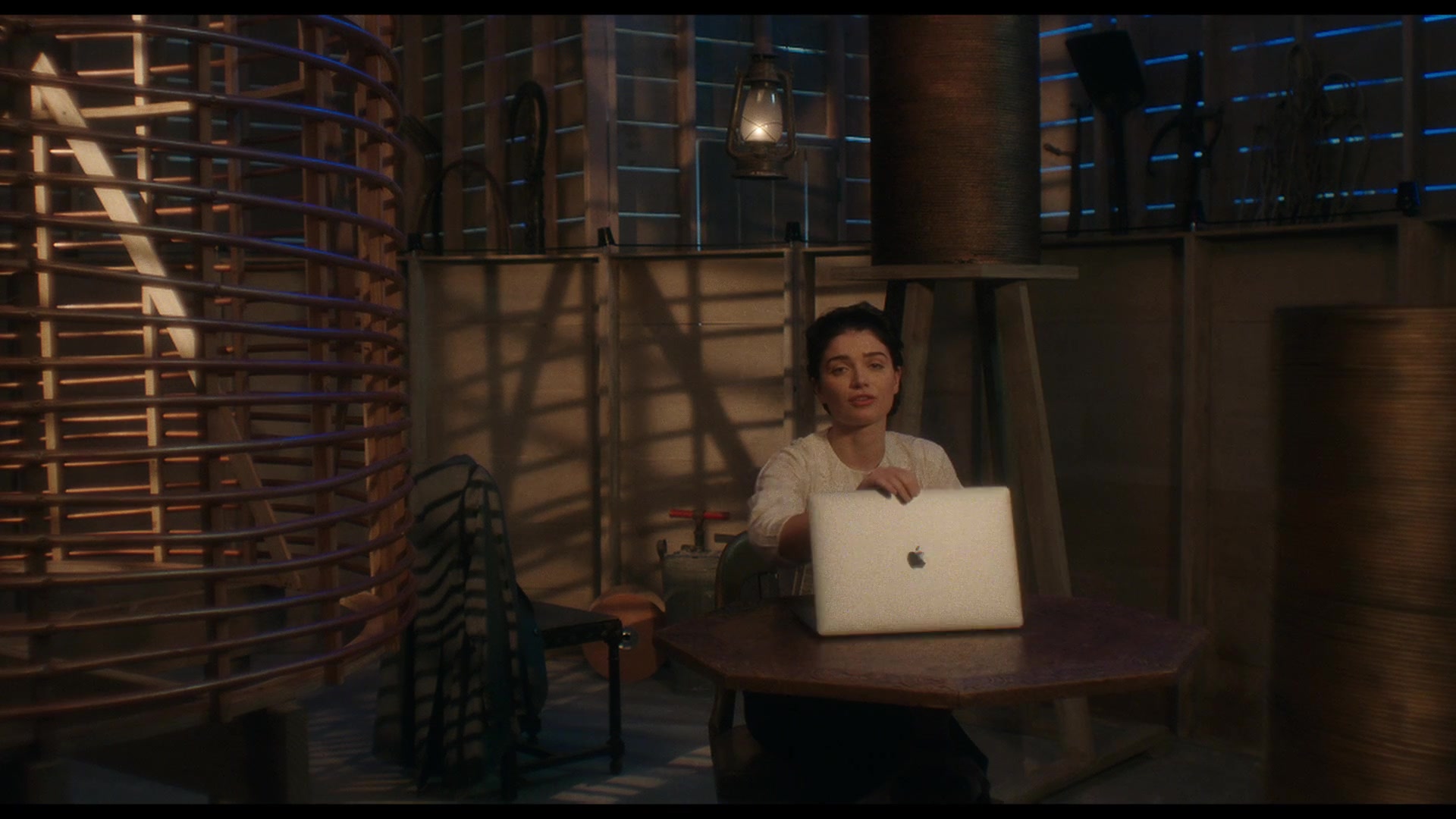 Apple MacBook Laptop of Eve Hewson in Tesla (2020)