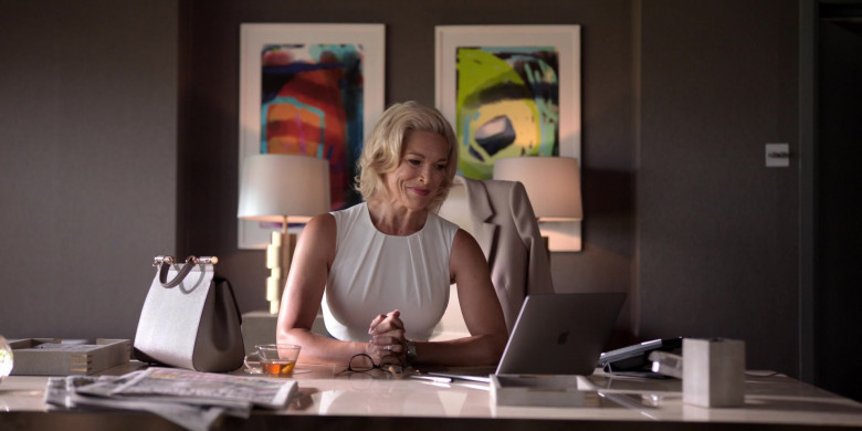 Apple MacBook Laptop of Hannah Waddingham as Rebecca Welton in Ted Lasso S01E01 (1)