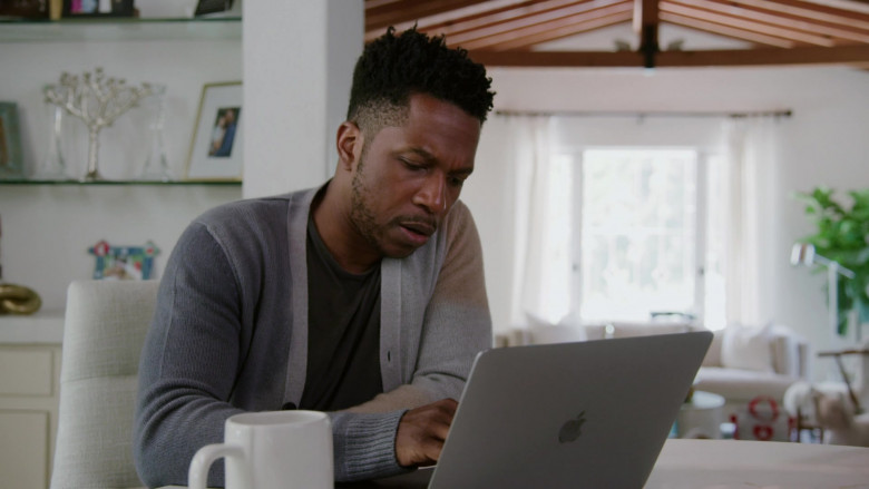 Apple MacBook Laptop of Leslie Odom Jr. as James in Love in the Time of Corona S01E02