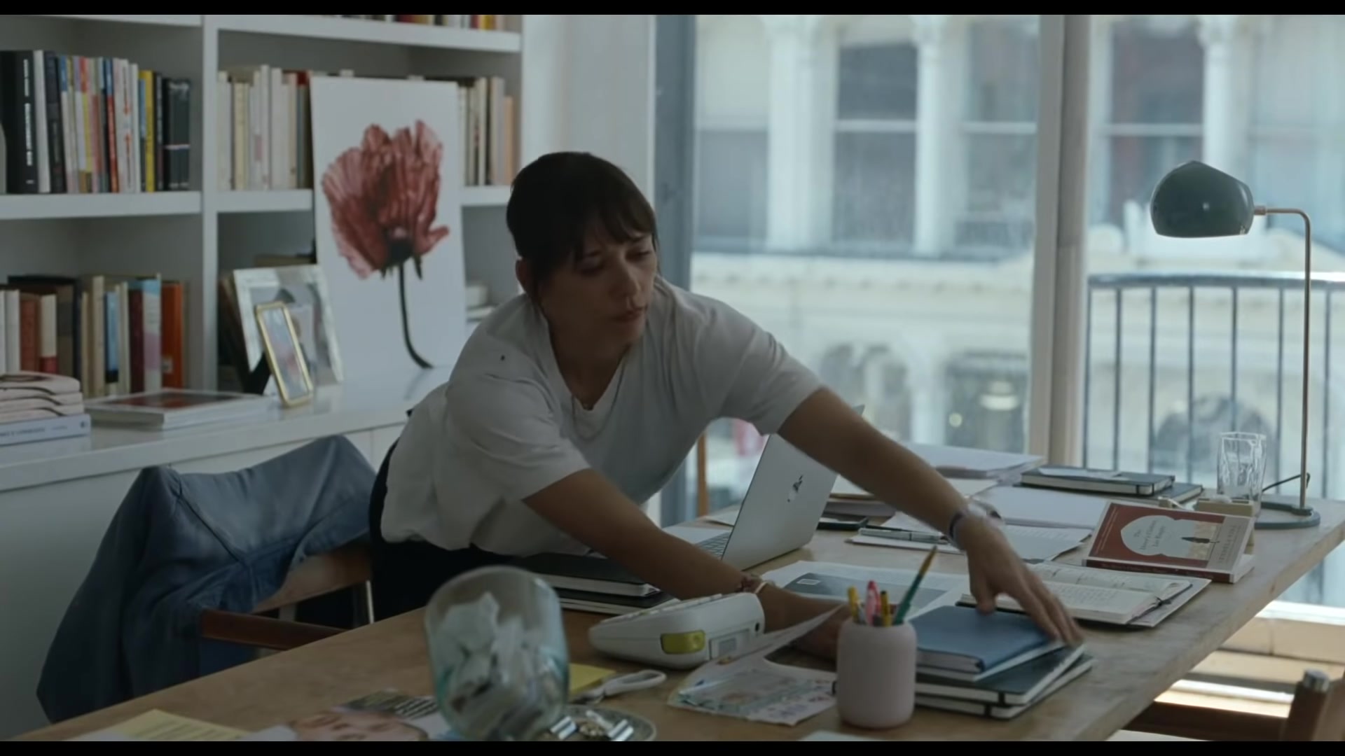 Apple MacBook Laptop of Rashida Jones as Laura in On the Rocks (2020)