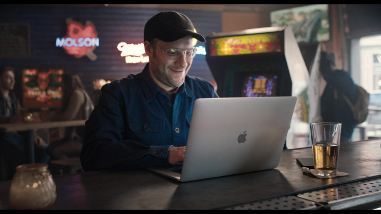 Apple MacBook Laptop of Seth Rogen (3)
