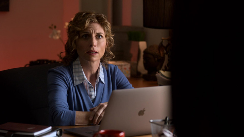 Apple MacBook Laptop of Tessa Auberjonois as Keri Belwood in Lucifer S05E03 (3)