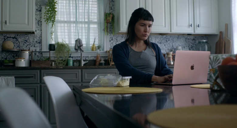 Apple MacBook Laptop of Zoë Chao in I Used to Go Here (2020)