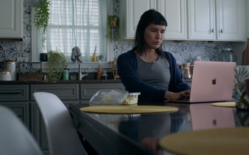 Apple MacBook Laptop of Zoë Chao in I Used to Go Here (2020)
