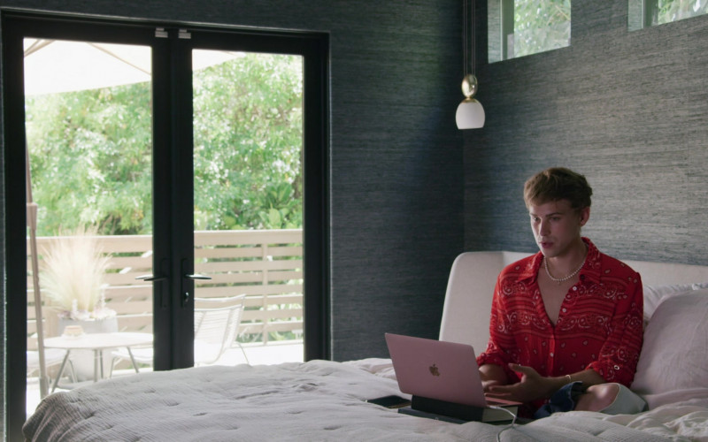 Apple MacBook Rose Gold Laptop of Tommy Dorfman as Oscar in Love in the Time of Corona S01E01 (2)