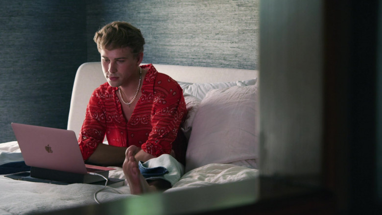 Apple MacBook Rose Gold Laptop of Tommy Dorfman as Oscar in Love in the Time of Corona S01E01 (3)