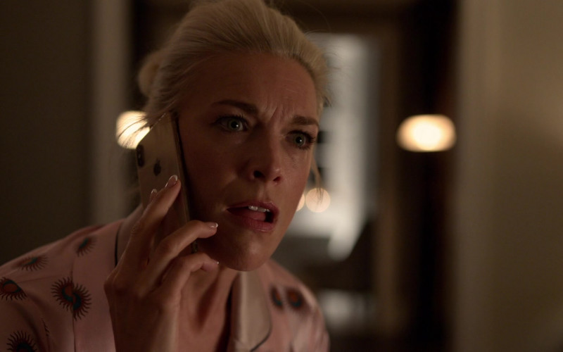 Apple iPhone Smartphone Used by Hannah Waddingham as Rebecca Welton in Ted Lasso S01E03 (2)