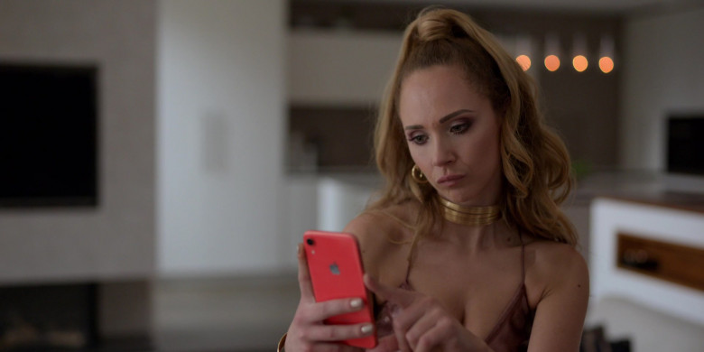 Apple iPhone Smartphone Used by Juno Temple as Keeley in Ted Lasso S01E04