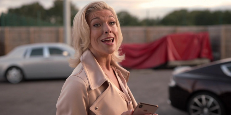 Apple iPhone Smartphone of Hannah Waddingham as Rebecca Welton in Ted Lasso S01E02 (1)