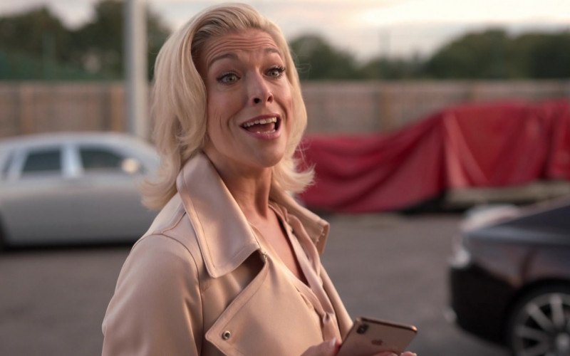 Apple iPhone Smartphone of Hannah Waddingham as Rebecca Welton in Ted Lasso S01E02 (1)