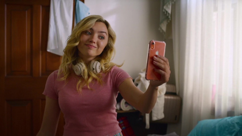 Apple iPhone Smartphone of Peyton List in Swimming for Gold (2)