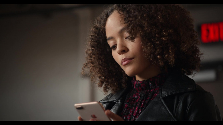 Apple iPhone Smartphone of Quintessa Swindell as Tabitha Foster in Trinkets S02E03