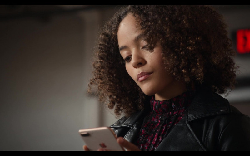 Apple iPhone Smartphone of Quintessa Swindell as Tabitha Foster in Trinkets S02E03