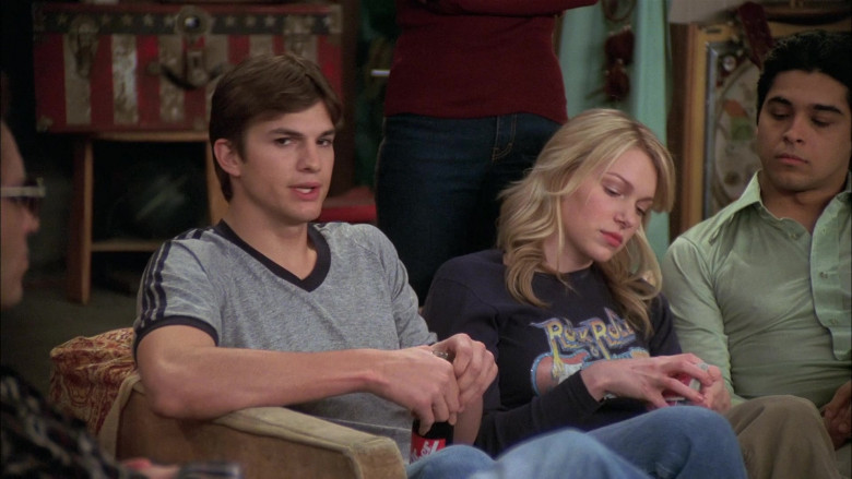 Ashton Kutcher as Michael Kelso Drinks Dr Pepper Soda in That '70s Show S07E22 (1)