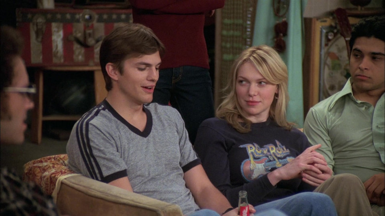 Ashton Kutcher as Michael Kelso Drinks Dr Pepper Soda in That '70s Show S07E22 (2)