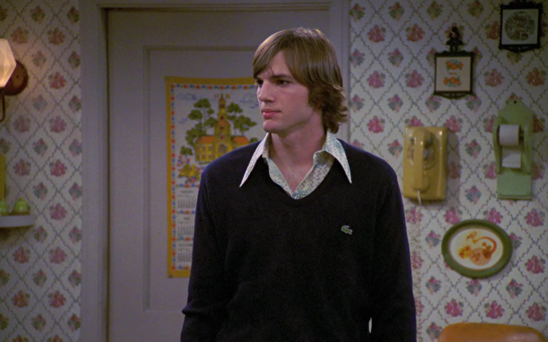 Ashton Kutcher as Michael Wears Lacoste V-Neck Sweater Outfit in That '70s Show Season 6 (3)
