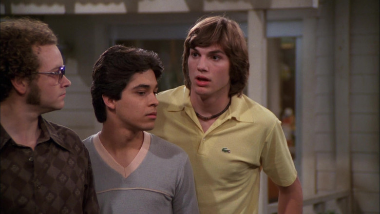 Ashton Kutcher as Michael Wears Lacoste Yellow Shirt Outfit in That '70s Show S04E03 (2)