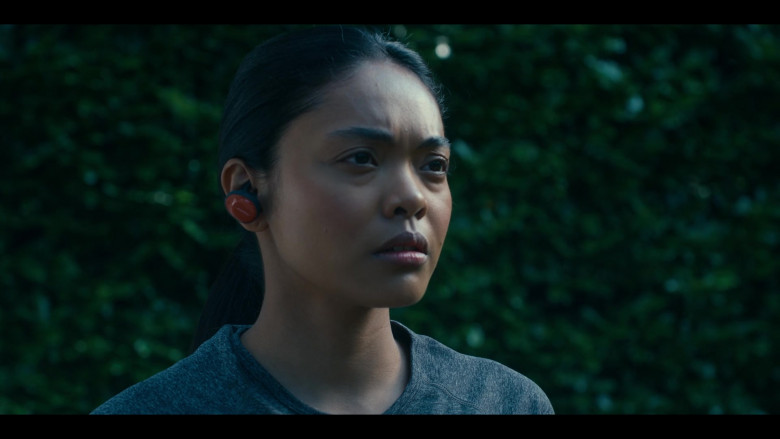 Bose Earbuds of Kim Adis as Kitty Wei in Get Even S01E05 (2)