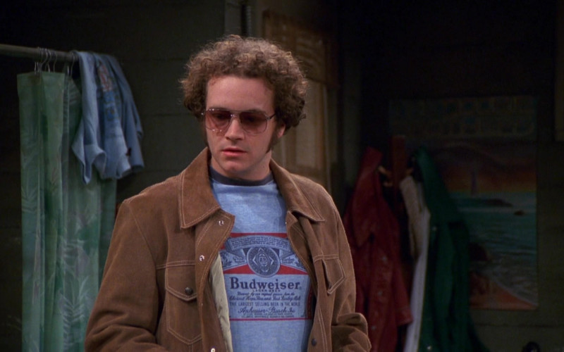 Budweiser T-Shirt and Brown Jacket Outfit of Danny Masterson as Steven in That '70s Show S03E21 (2)