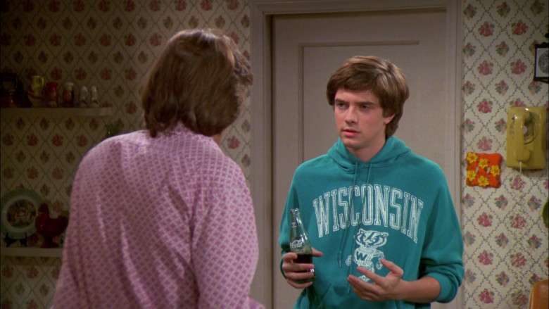 Coca-Cola Soda Bottle Held by Topher Grace as Eric Forman in That ’70s Show S02E06 (2)