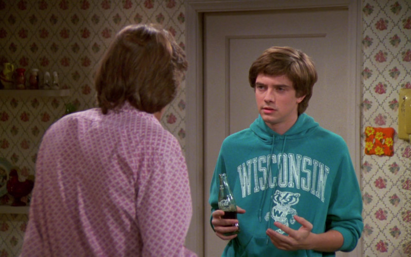 Coca-Cola Soda Bottle Held by Topher Grace as Eric Forman in That '70s Show S02E06 (2)