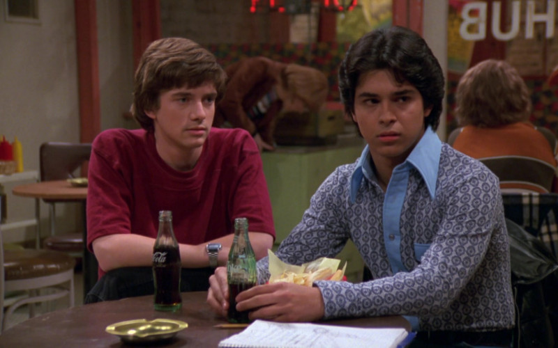 Coca-Cola Soda Enjoyed by Topher Grace & Wilmer Valderrama in That '70s Show S02E21 (1)