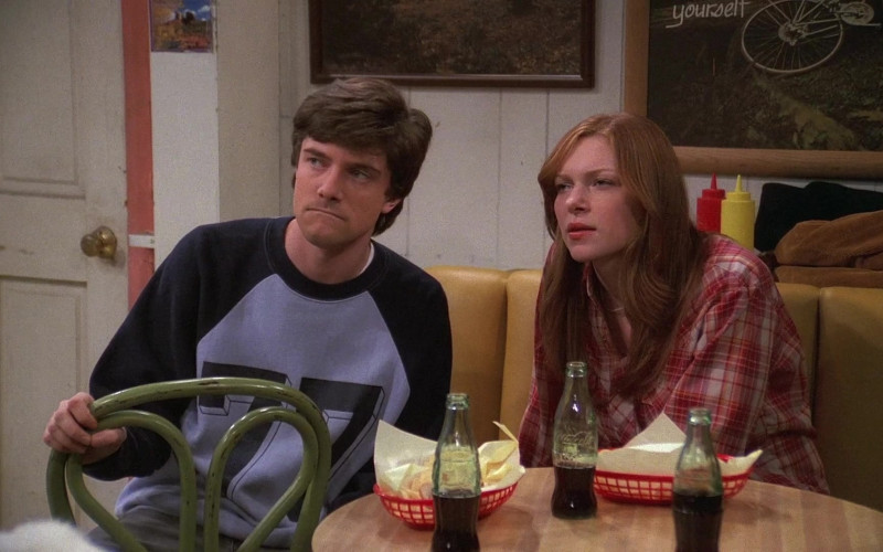 Coca-Cola Soda of Topher Grace as Eric Forman & Laura Prepon as Donna Pinciotti in That '70s Show (1)