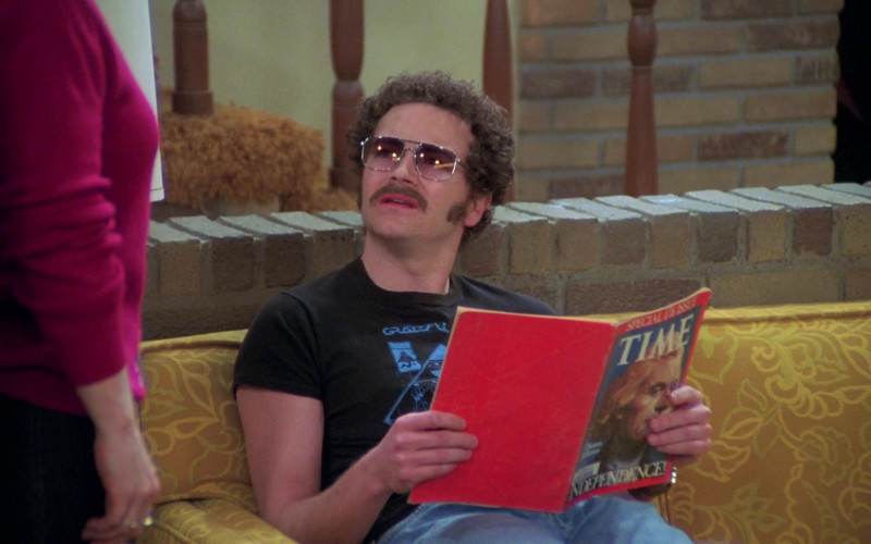 Danny Masterson as Steven Hyde Reads Time Magazine in That '70s Show (2)